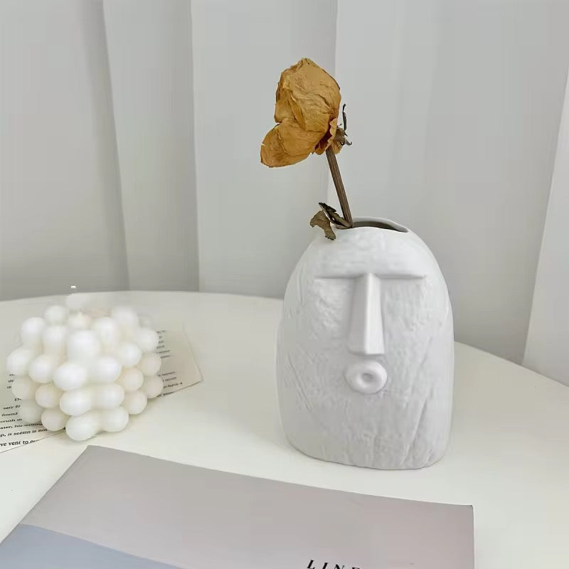 Vase en céramique en forme de visage ￼